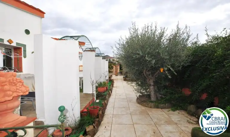 Garten von Einfamilien-Reihenhaus zum Verkauf in Roses mit Heizung