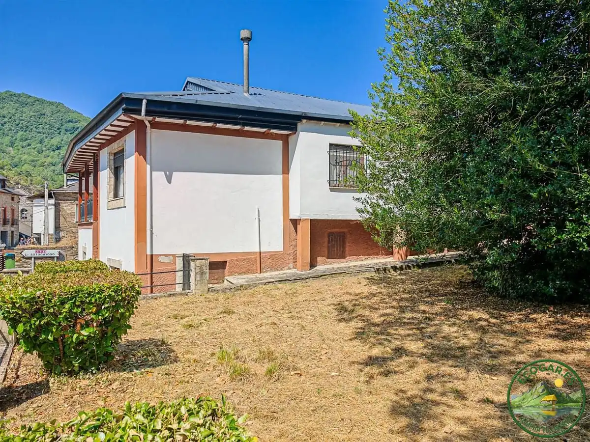 Vista exterior de Casa o xalet en venda en Vega de Valcarce amb Calefacció, Jardí privat i Parquet