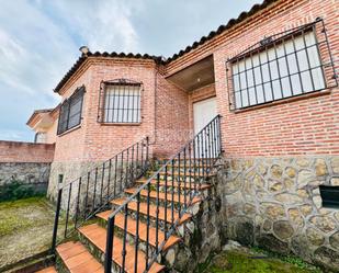 Vista exterior de Casa o xalet en venda en Nuño Gómez amb Aire condicionat, Calefacció i Jardí privat