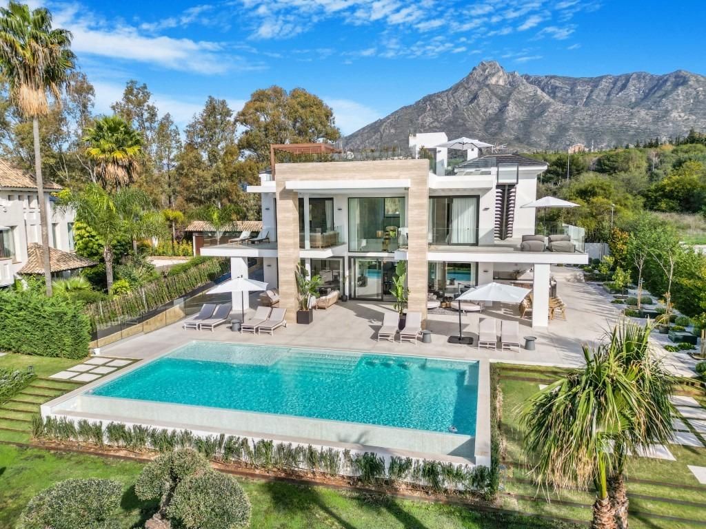 Vista exterior de Casa o xalet en venda en Marbella amb Aire condicionat, Calefacció i Jardí privat