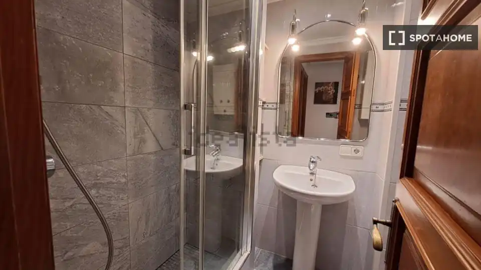Bathroom of Flat for share in  Palma de Mallorca  with Air Conditioner, Heating and Furnished