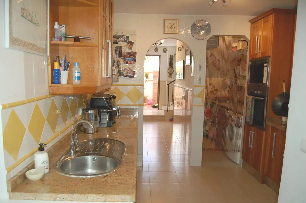 Küche von Einfamilien-Reihenhaus zum Verkauf in Nerja mit Klimaanlage, Heizung und Terrasse