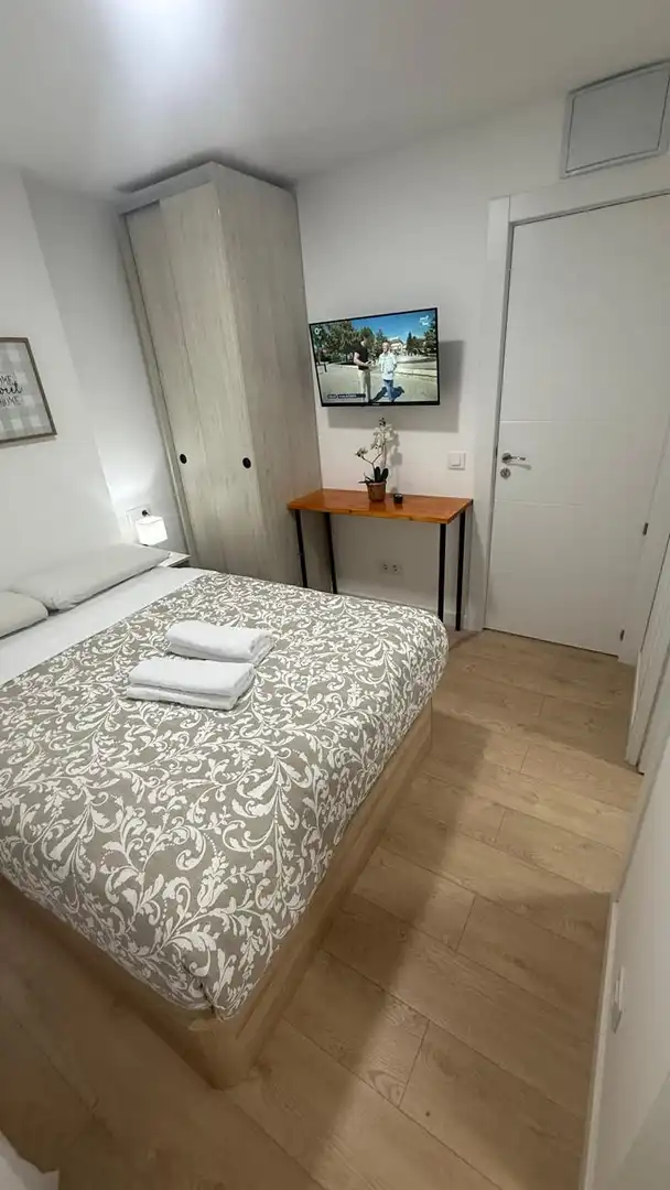 Schlafzimmer von Wohnung zur Miete in Madrid mit Klimaanlage, Waschmaschine und Fernseher