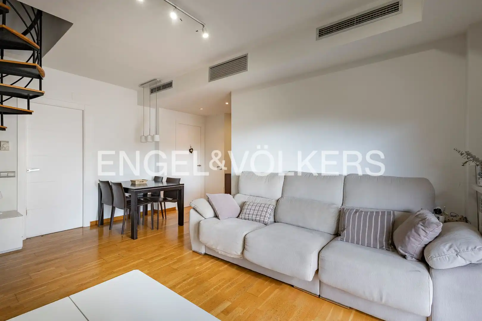 Living room of Attic for sale in Esplugues de Llobregat  with Air Conditioner, Heating and Parquet flooring