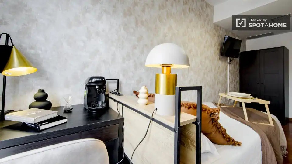 Bedroom of Flat for share in Madrid  with Air Conditioner, Heating and Furnished