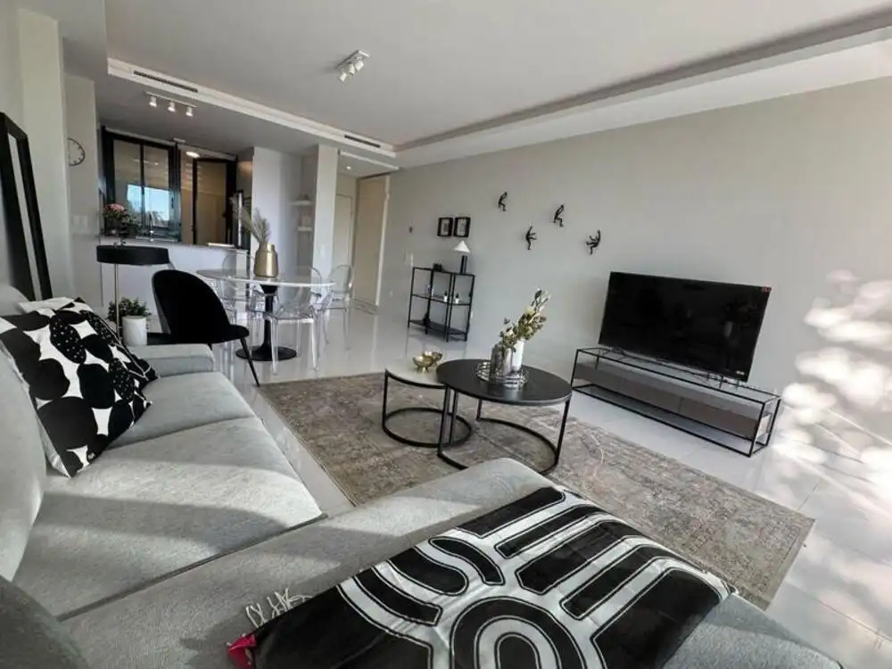 Sala d'estar de Planta baixa de lloguer en Estepona amb Aire condicionat, Jardí privat i Terrassa