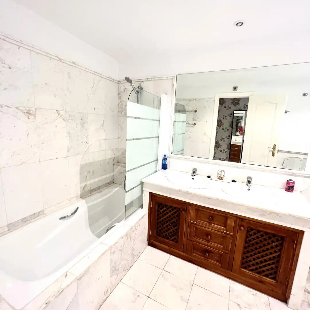 Badezimmer von Dachboden zur Miete in Estepona mit Klimaanlage, Terrasse und Schwimmbad