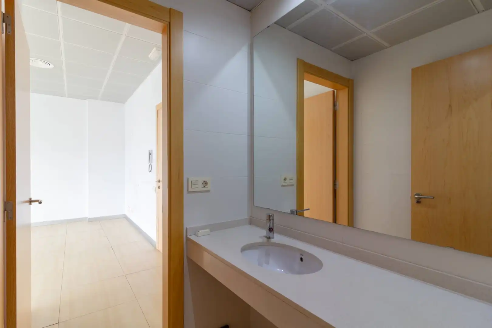 Baño de Oficina de alquiler en Sant Cugat del Vallès con Aire acondicionado y Calefacción