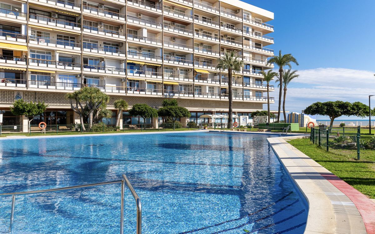 Piscina de Apartament en venda en Torremolinos amb Aire condicionat, Calefacció i Terrassa