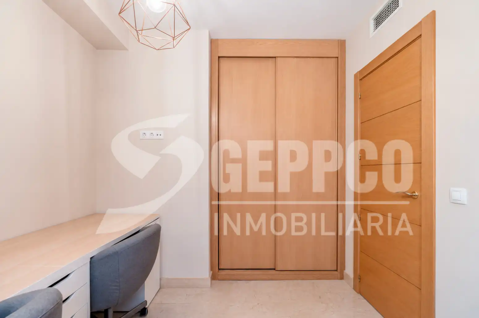 Habitación de Casa adosada en venta en Alcalá de Henares con Calefacción, Terraza y Piscina comunitaria
