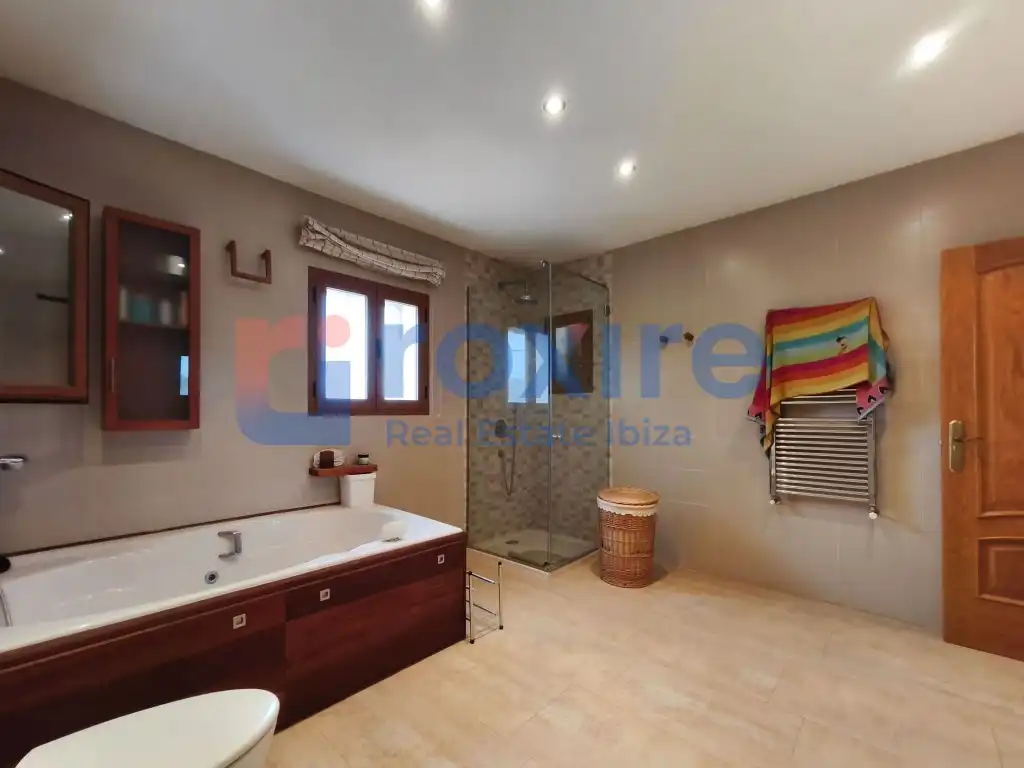 Bany de Casa o xalet en venda en Sant Josep de sa Talaia amb Aire condicionat, Jardí privat i Terrassa