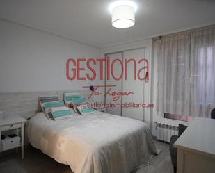 Dormitori de Apartament en venda en Ramales de la Victoria amb Terrassa i Balcó