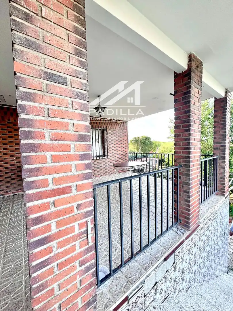 Vista exterior de Casa o xalet en venda en El Viso de San Juan amb Calefacció, Terrassa i Piscina