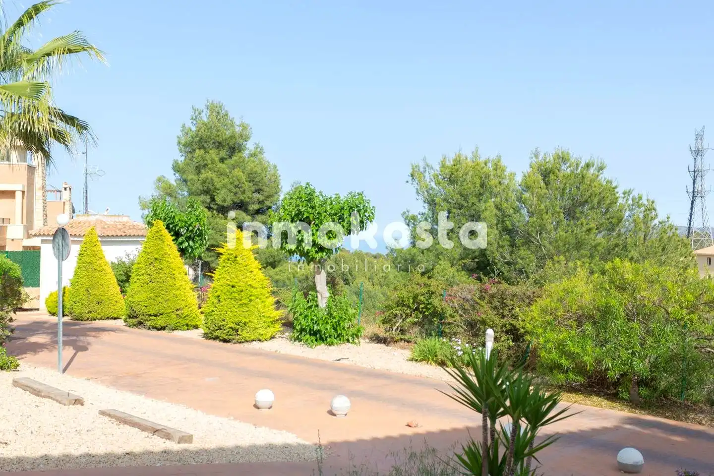 Einfamilien-Reihenhaus zum Verkauf in La Nucia mit Klimaanlage, Privatgarten und Terrasse