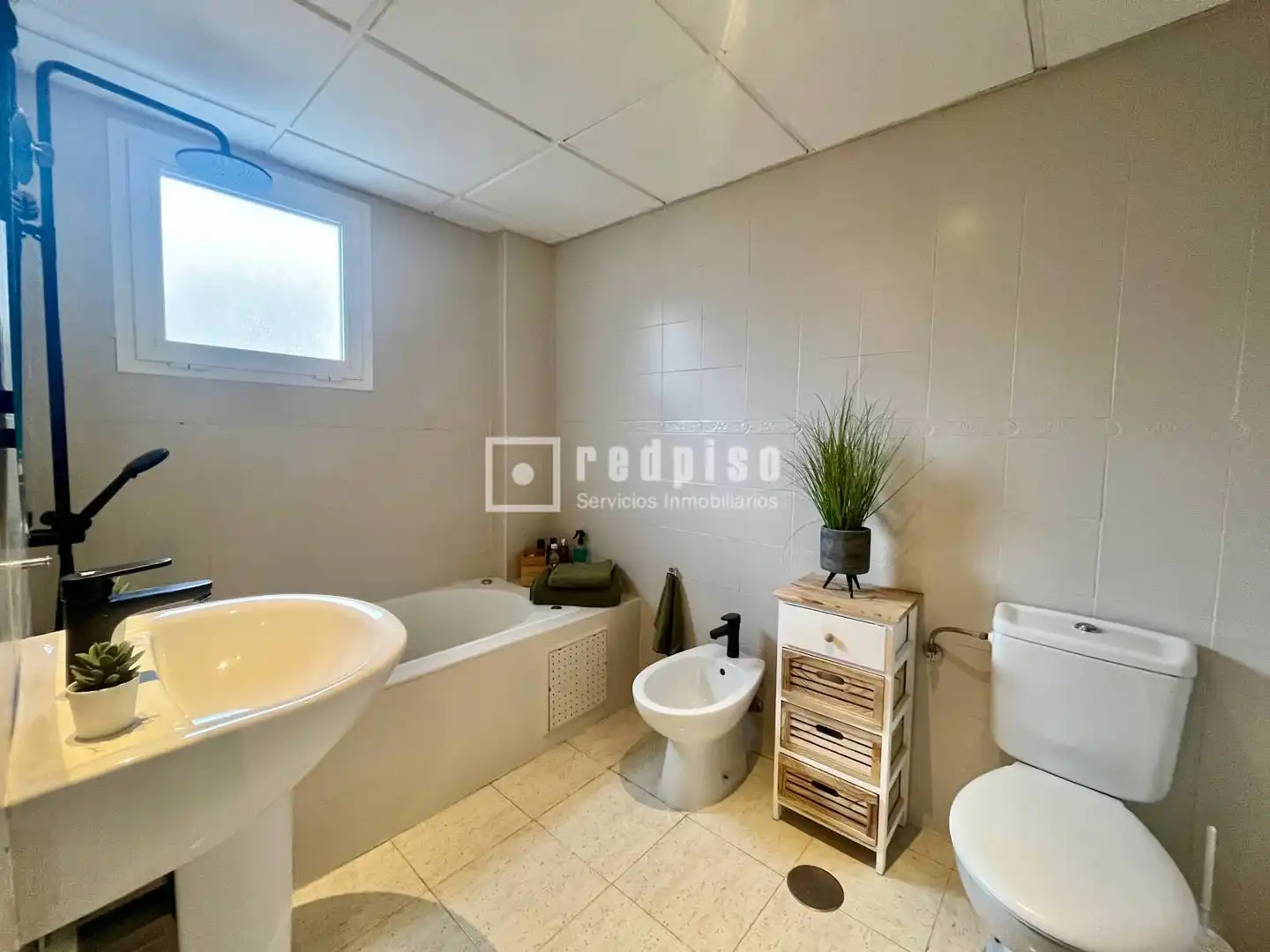 Badezimmer von Dachboden zum Verkauf in Benalmádena mit Klimaanlage, Heizung und Privatgarten