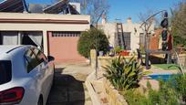 Jardí de Casa o xalet en venda en Carmona amb Jardí privat, Traster i Moblat
