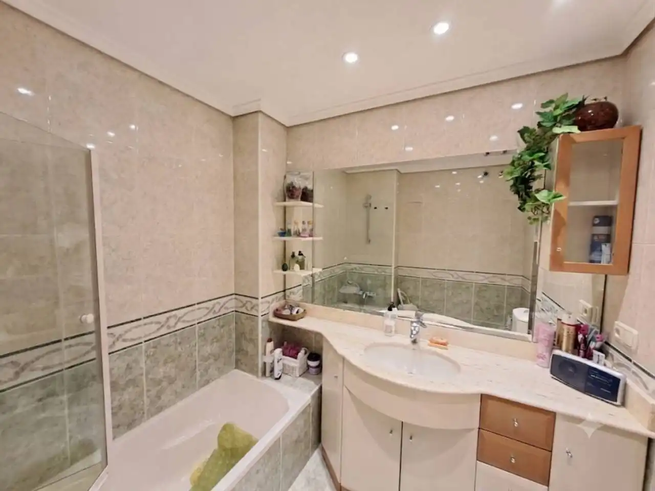 Badezimmer von Wohnung zur Miete in Burgos mit Heizung, Parkett und Abstellraum