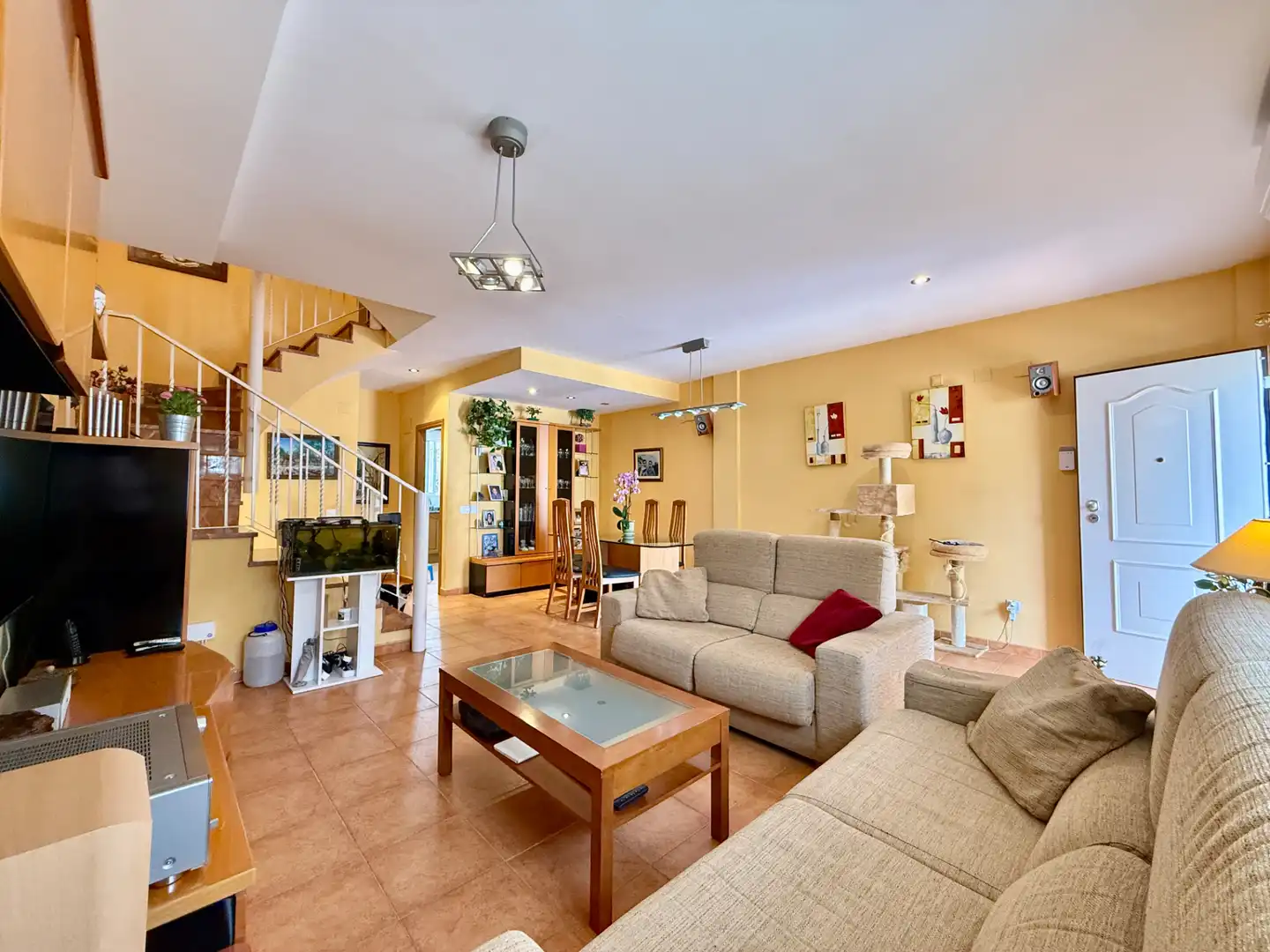 Wohnzimmer von Einfamilien-Reihenhaus zum Verkauf in San Antonio de Benagéber mit Klimaanlage, Heizung und Privatgarten