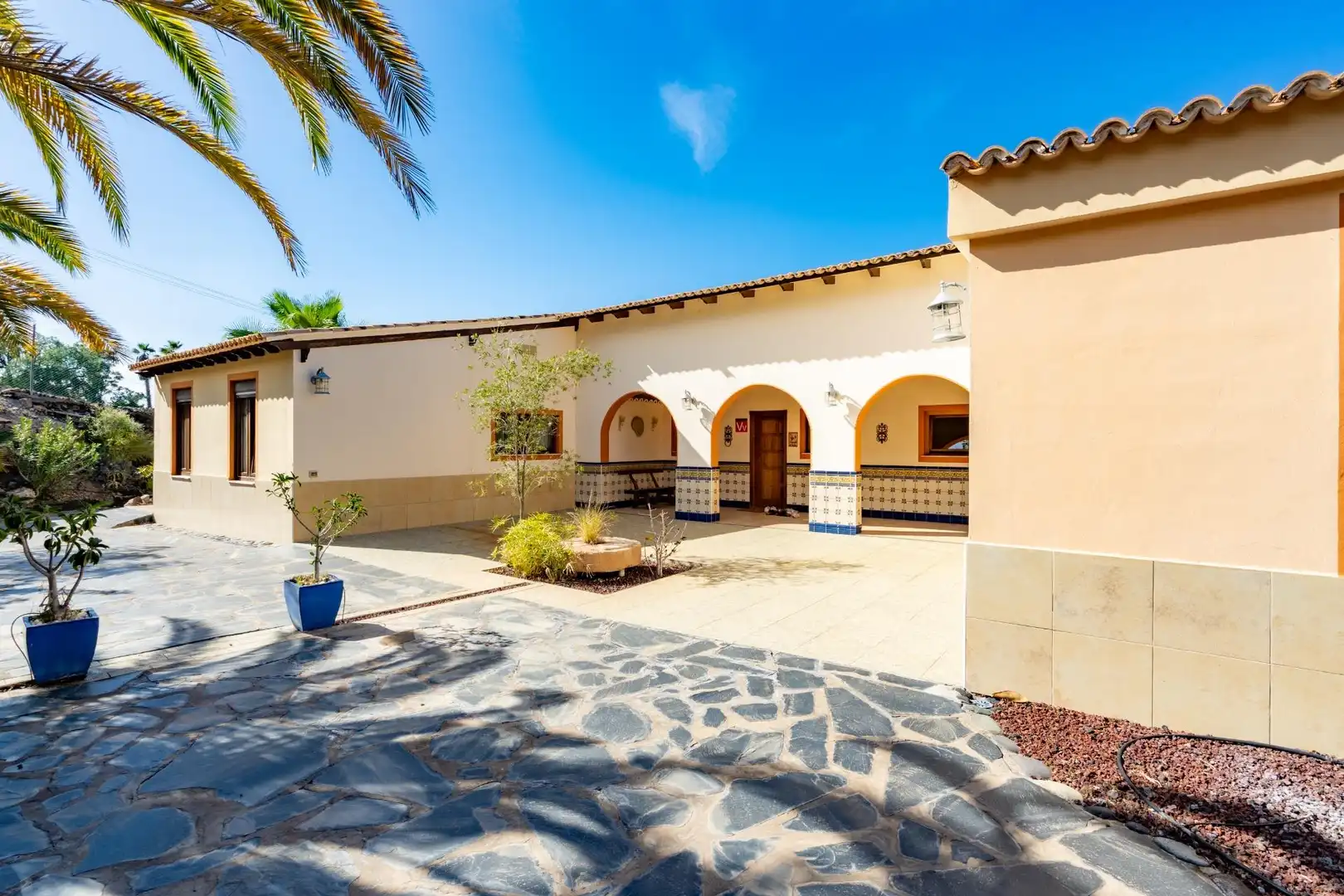 Vista exterior de Casa o xalet en venda en Guía de Isora amb Aire condicionat, Jardí privat i Terrassa