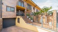Exterior view of Single-family semi-detached for sale in Villaviciosa de Odón  with Air Conditioner, Heating and Private garden