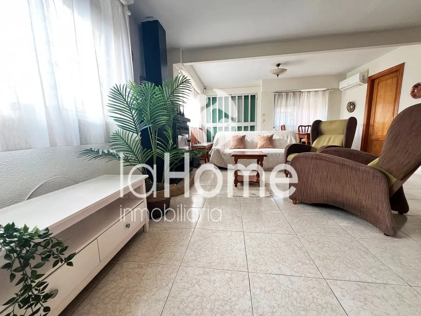 Sala d'estar de Casa o xalet en venda en Paterna amb Aire condicionat, Jardí privat i Terrassa