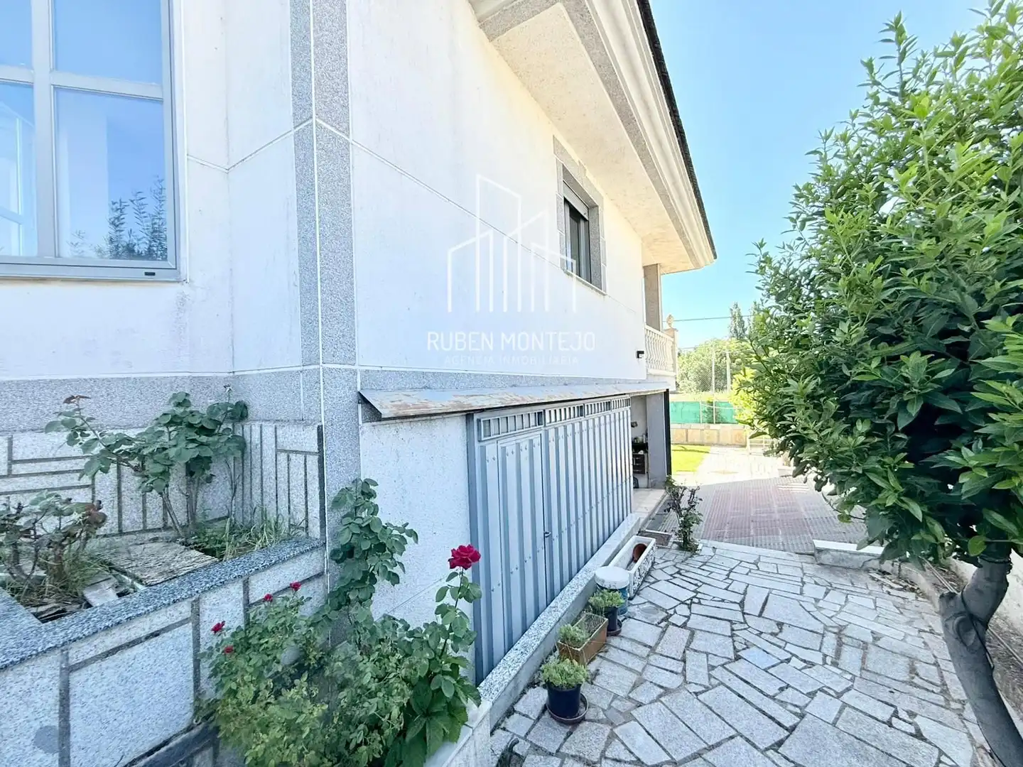 Vista exterior de Casa adosada en venda en Cabrerizos amb Calefacció, Jardí privat i Terrassa