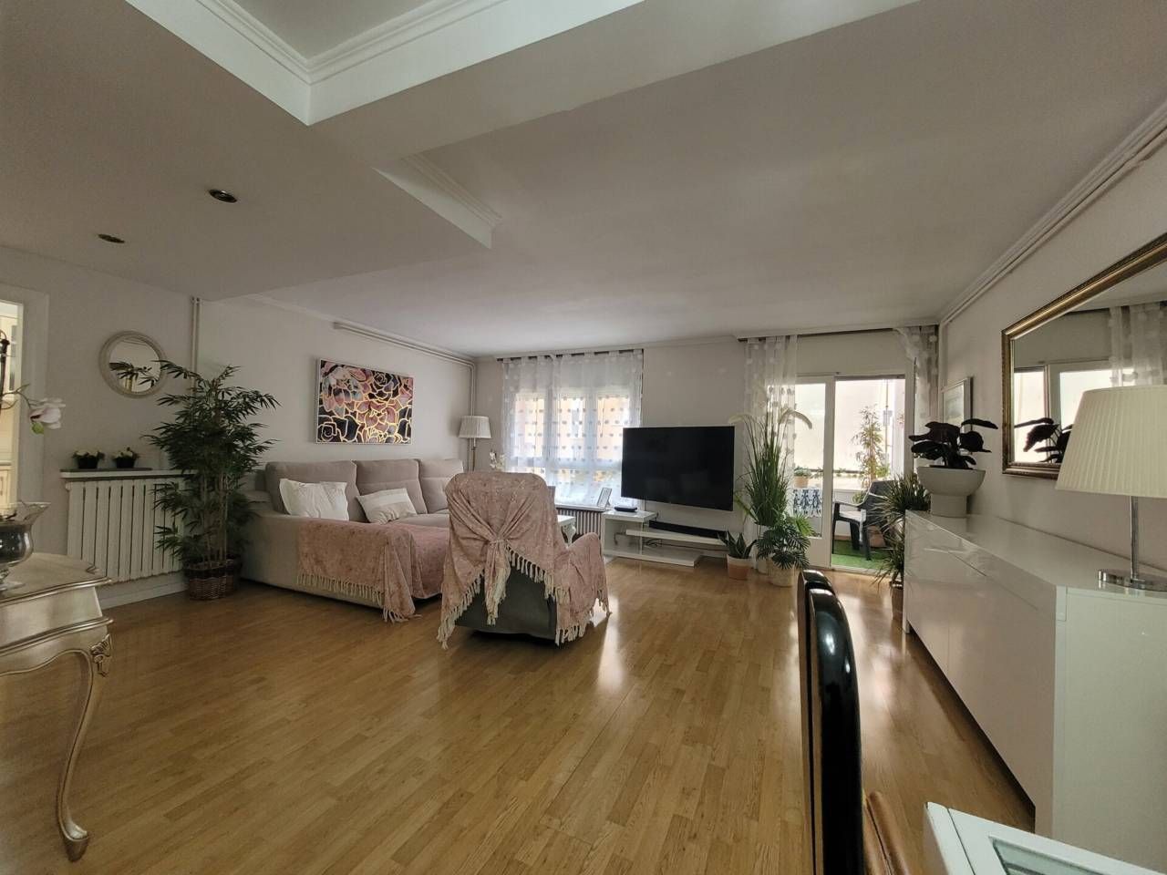 Sala d'estar de Pis en venda en Vic amb Calefacció, Parquet i Terrassa