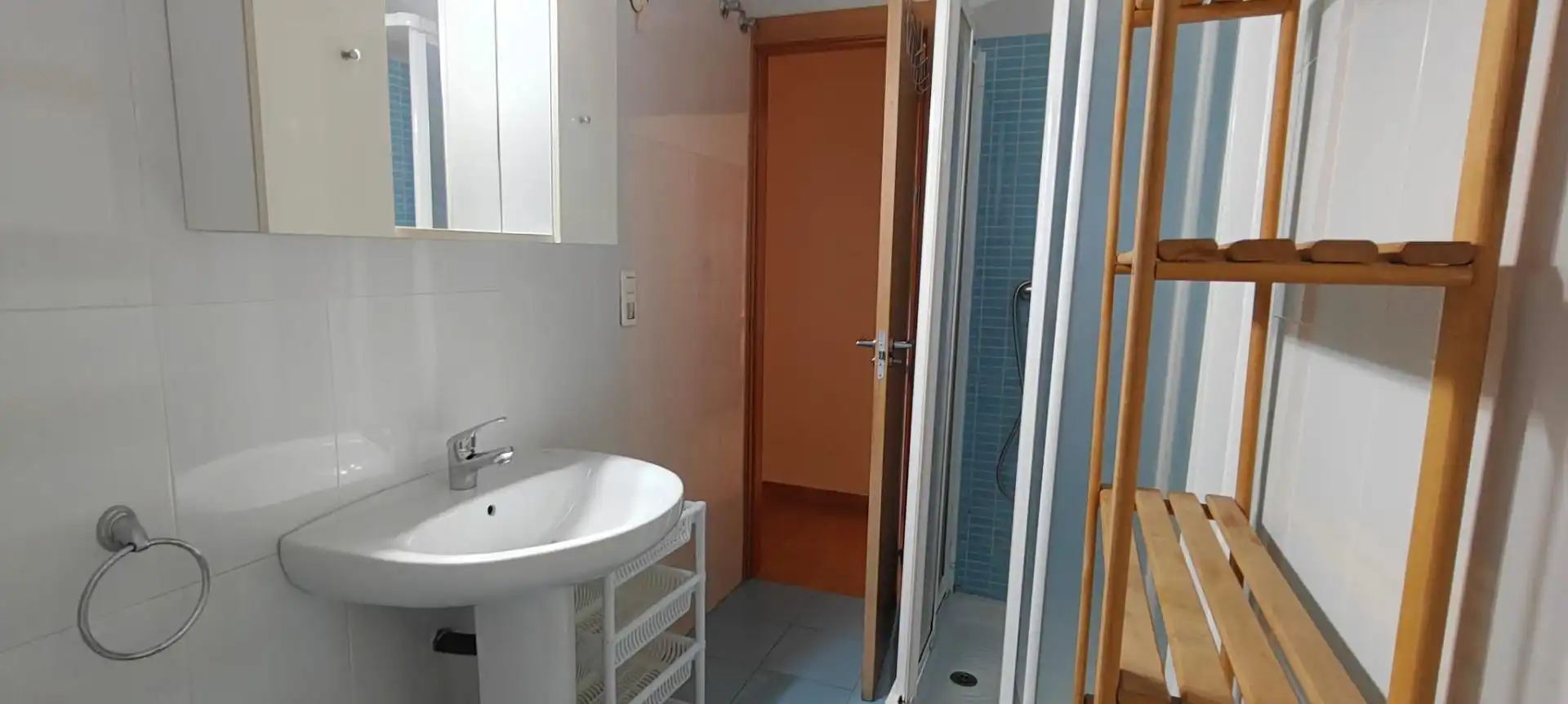 Baño de Piso para compartir en Granada con Amueblado y Balcón