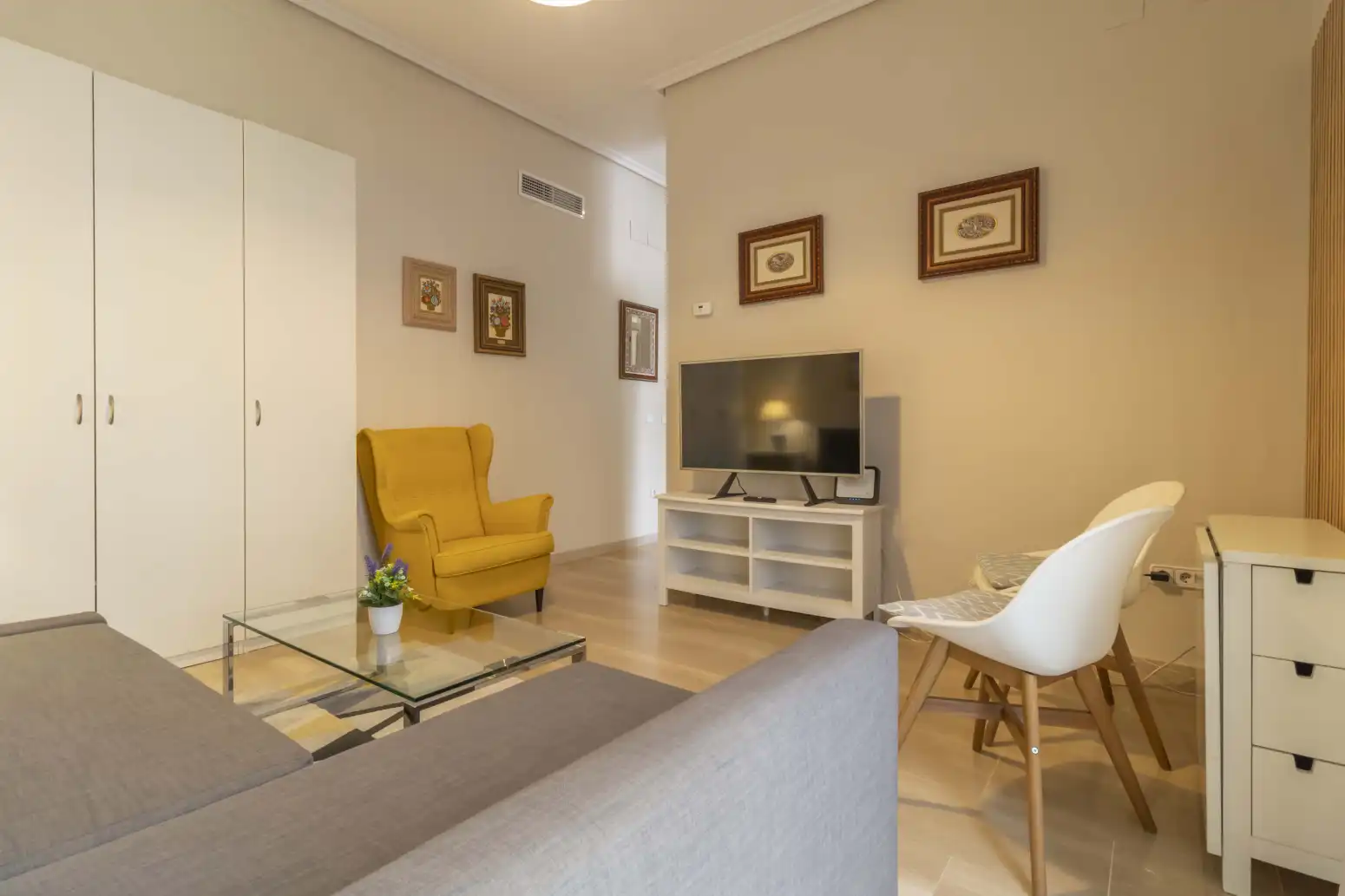 Living room of Flat for sale in Sevilla  with Air Conditioner, Heating and Balcony