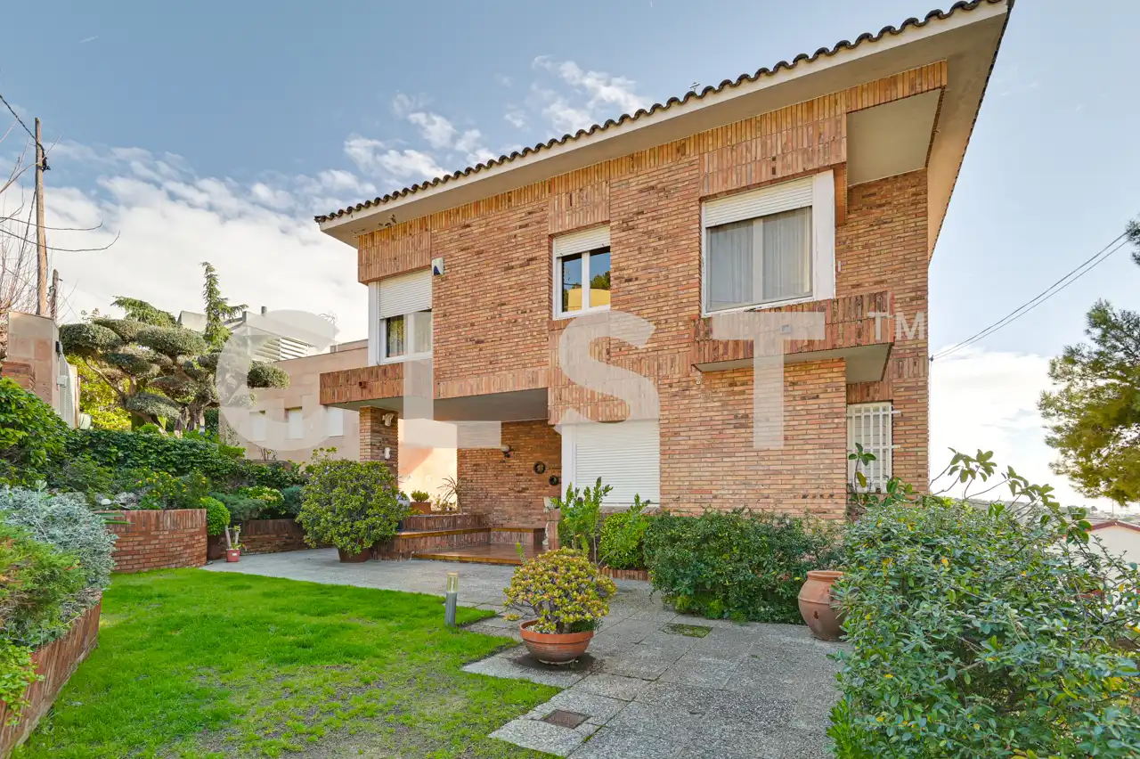 Vista exterior de Casa o xalet en venda en Sant Just Desvern amb Aire condicionat, Calefacció i Jardí privat