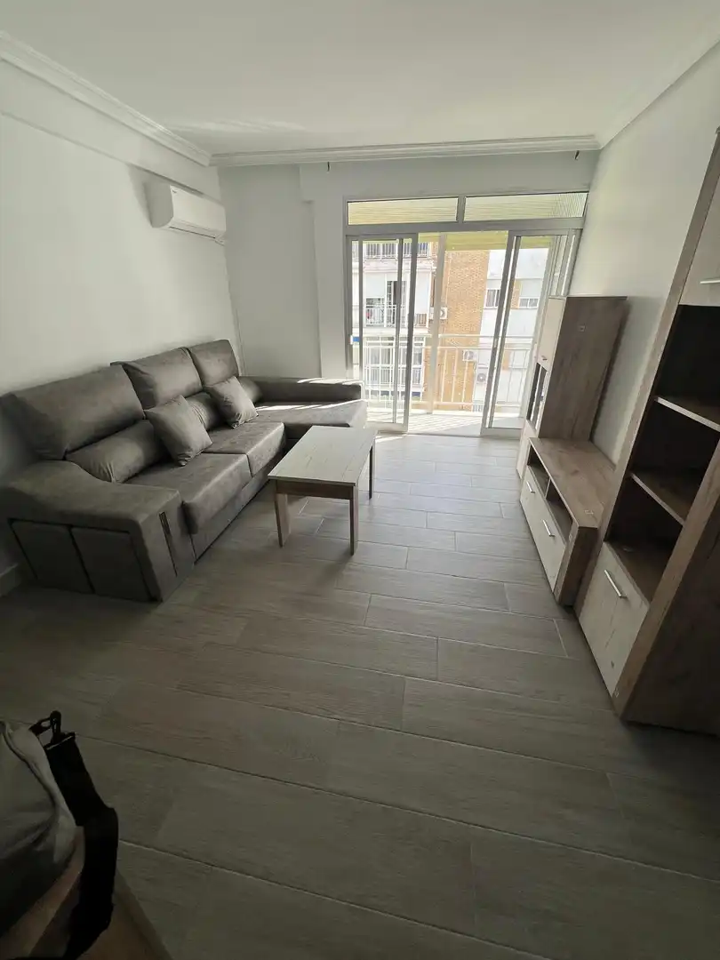 Sala d'estar de Pis de lloguer en  Sevilla Capital amb Aire condicionat, Terrassa i Moblat