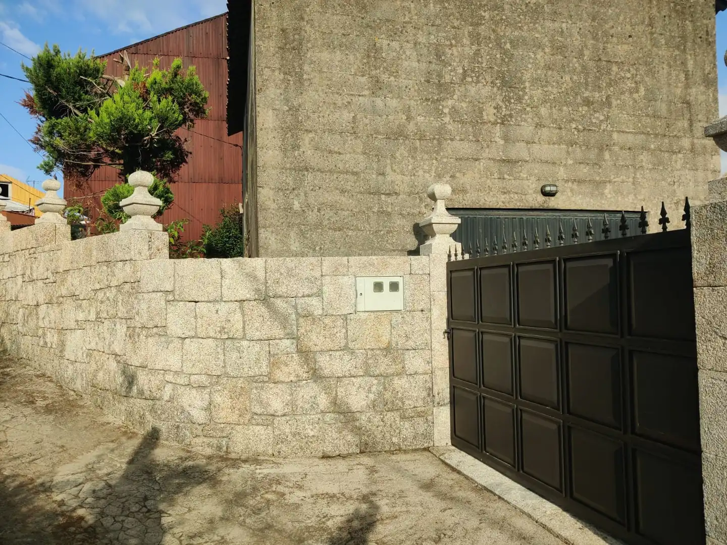 Vista exterior de Finca rústica en venda en Boiro amb Jardí privat
