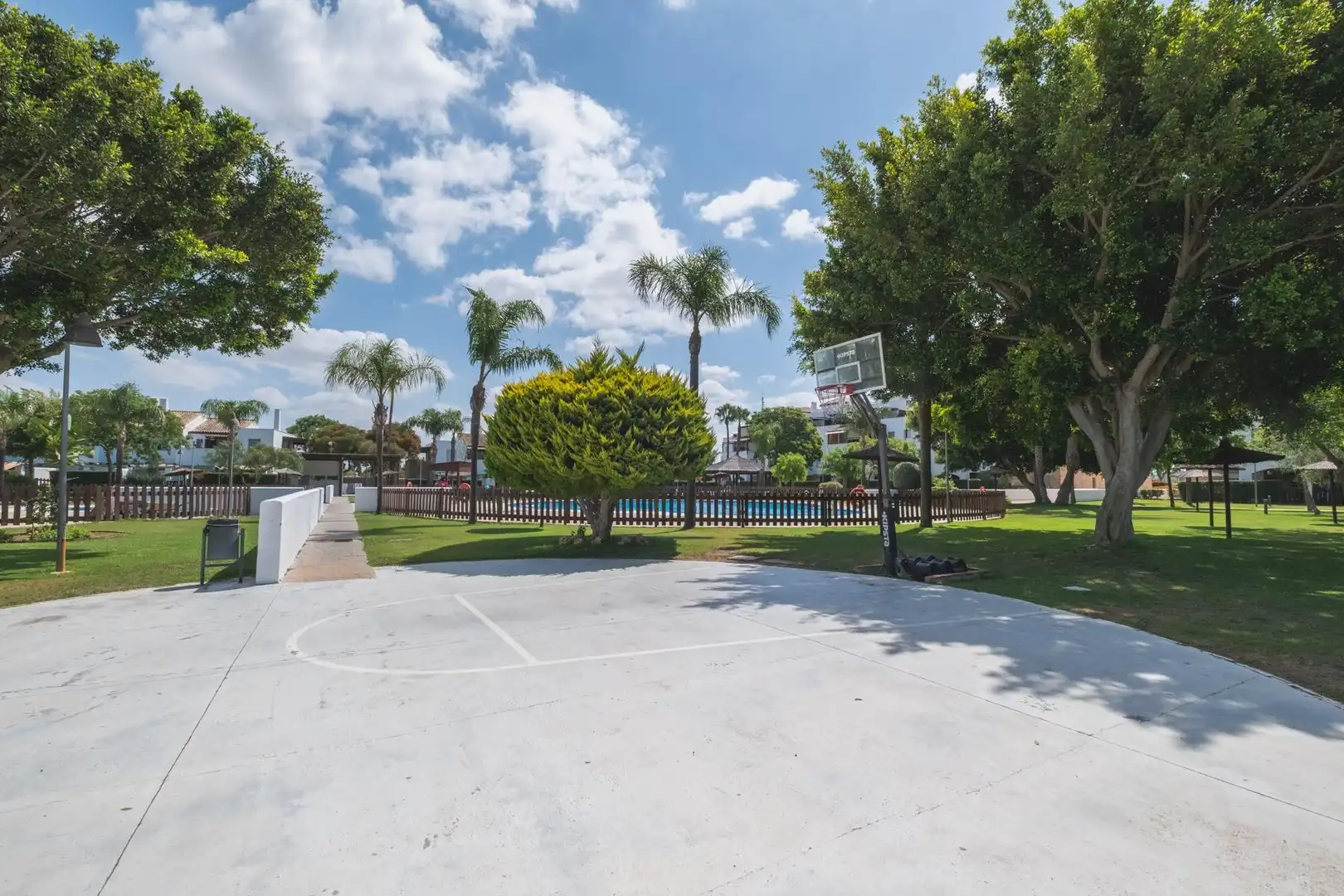 Vista exterior de Apartamento en venta en Rota con Terraza y Piscina comunitaria