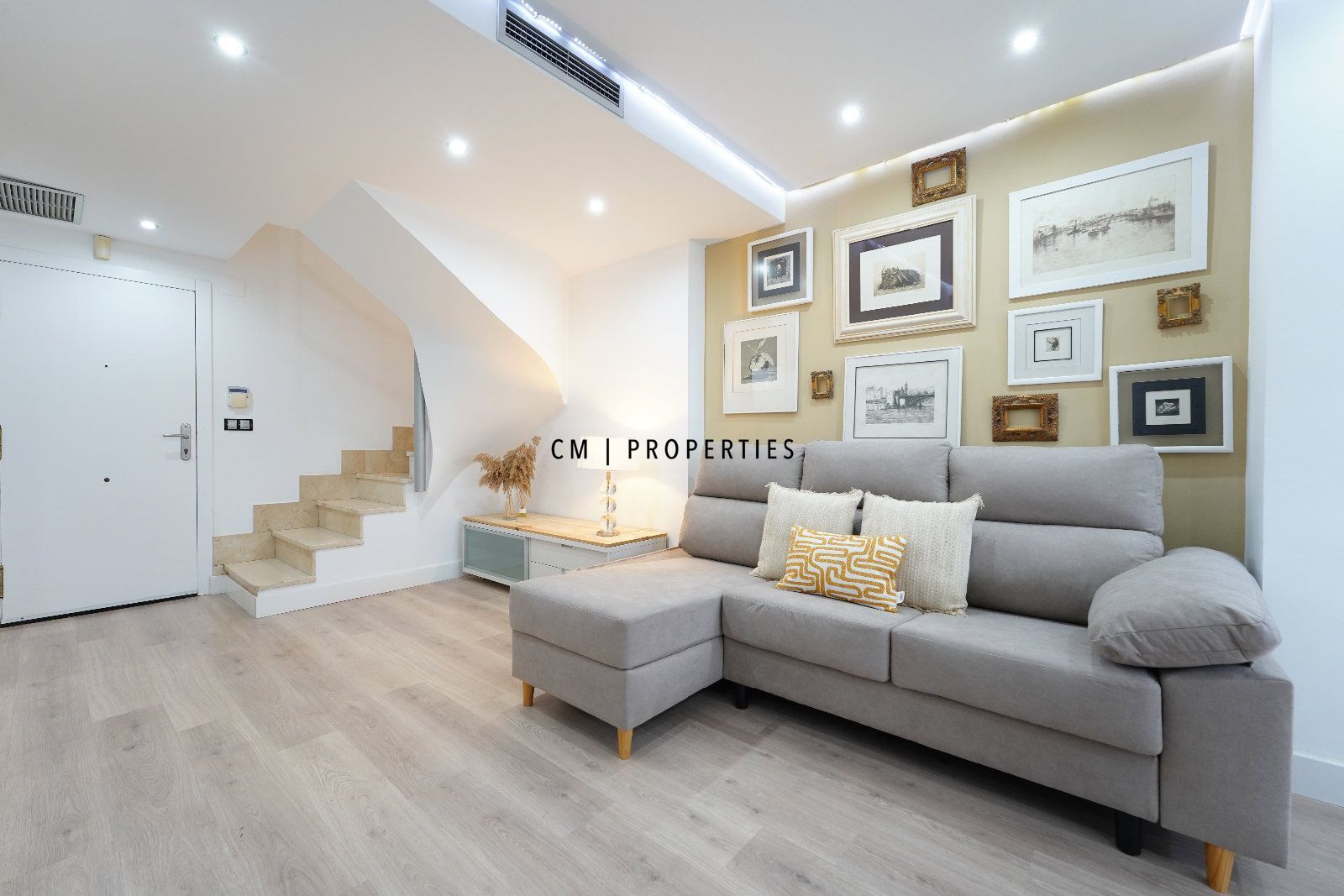 Sala d'estar de Dúplex de lloguer en  Valencia Capital amb Aire condicionat, Calefacció i Parquet