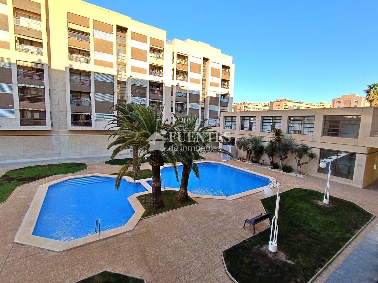 Vista exterior de Pis en venda en Alicante / Alacant amb Aire condicionat, Terrassa i Balcó