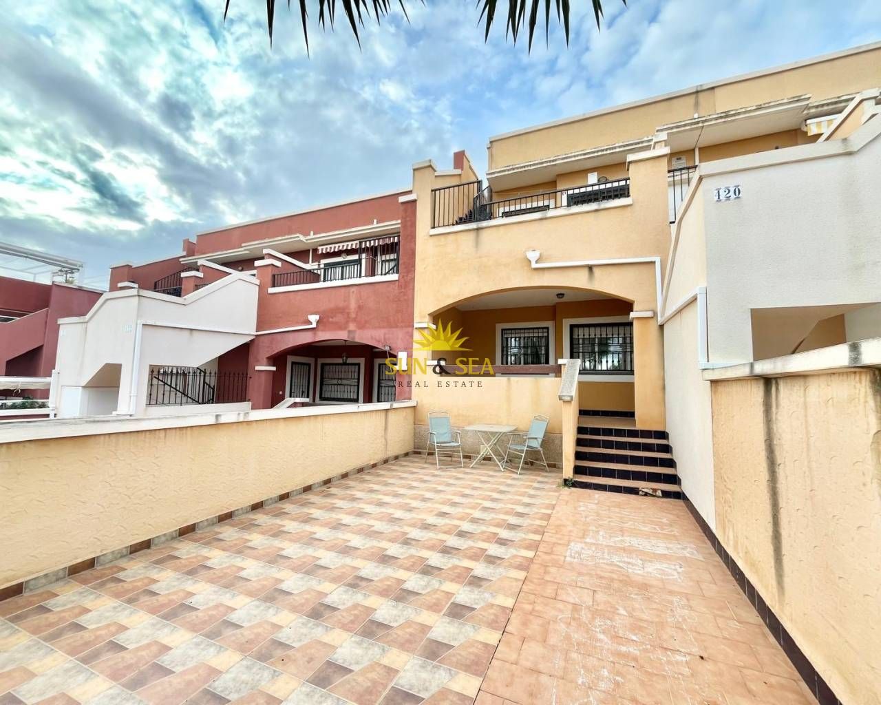 Vista exterior de Casa o xalet de lloguer en Orihuela amb Calefacció, Piscina i Moblat