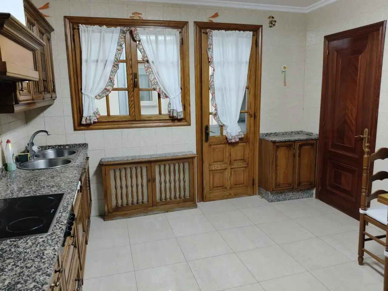 Cocina de Piso en venta en Cariño con Calefacción, Trastero y Amueblado