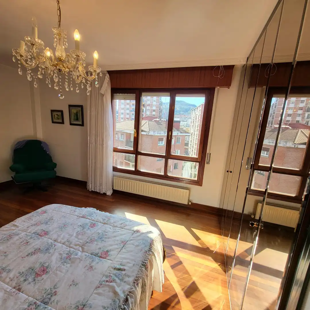 Habitación de Piso en venta en Basauri  con Calefacción, Terraza y Trastero