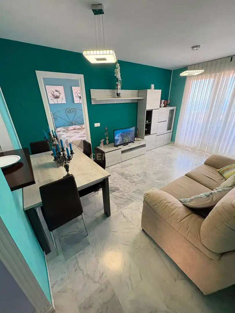 Sala de estar de Apartamento de alquiler en Benalmádena con Horno y Piscina comunitaria
