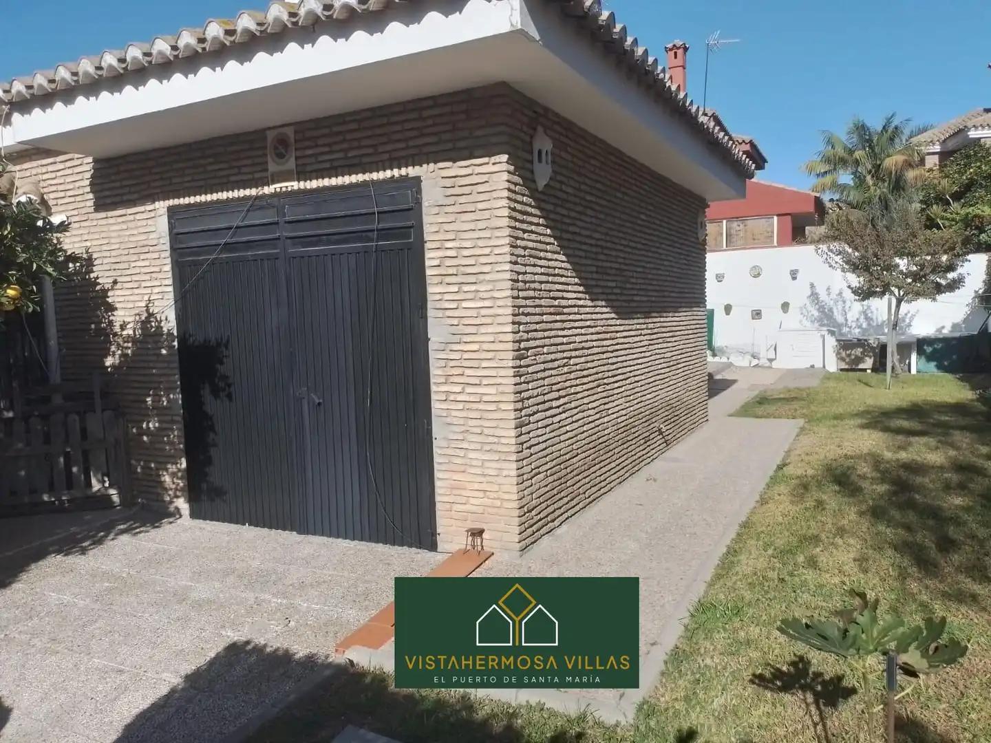 Vista exterior de Casa adosada en venda en El Puerto de Santa María amb Jardí privat i Terrassa