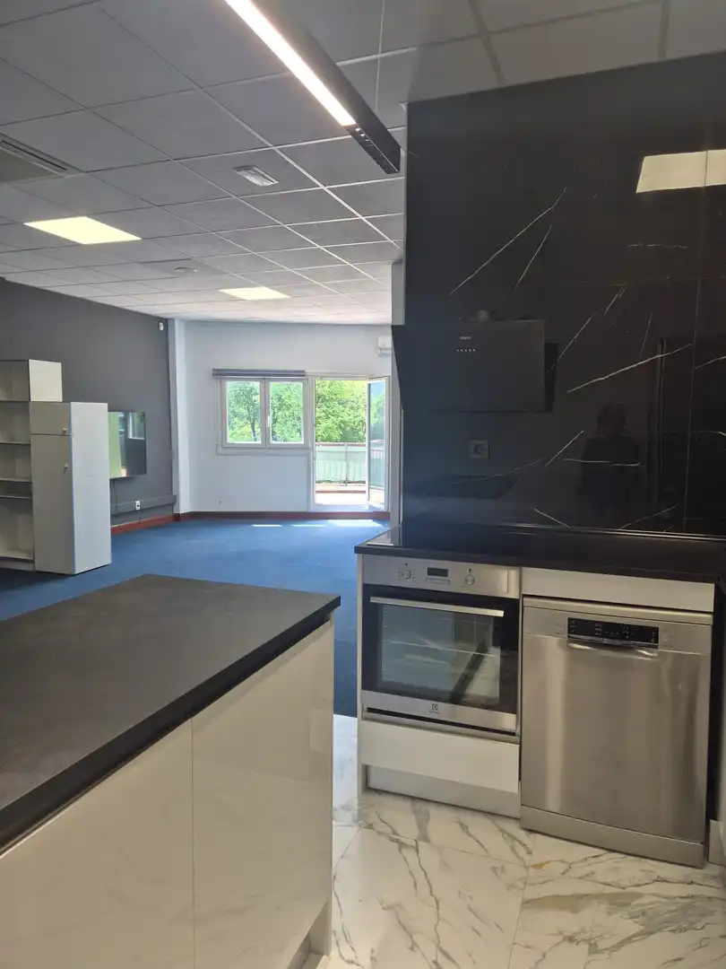 Küche von Büro zur Miete in Loiu mit Klimaanlage und Terrasse