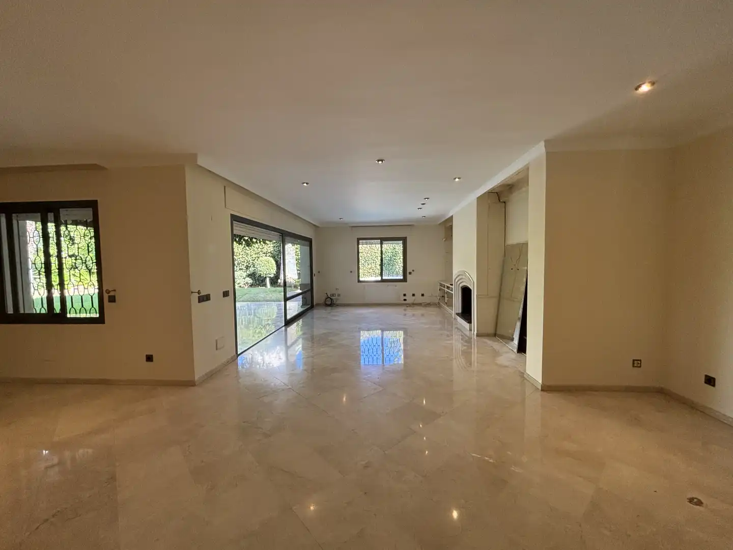 Sala d'estar de Casa o xalet en venda en Marbella amb Aire condicionat, Jardí privat i Terrassa
