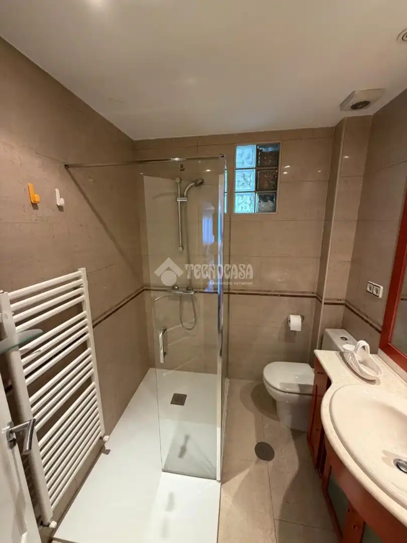 Bathroom of Flat for sale in Madrid  with Air Conditioner and Heating