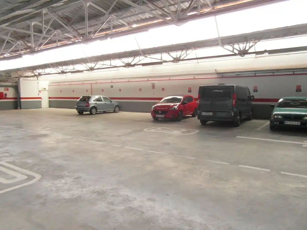Parkplatz von Büro zur Miete in San Bartolomé de Tirajana mit Klimaanlage