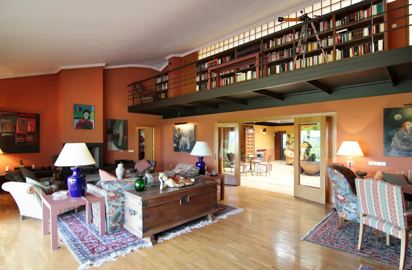 Sala d'estar de Casa o xalet en venda en Ciudalcampo amb Jardí privat, Piscina i Jacuzzi
