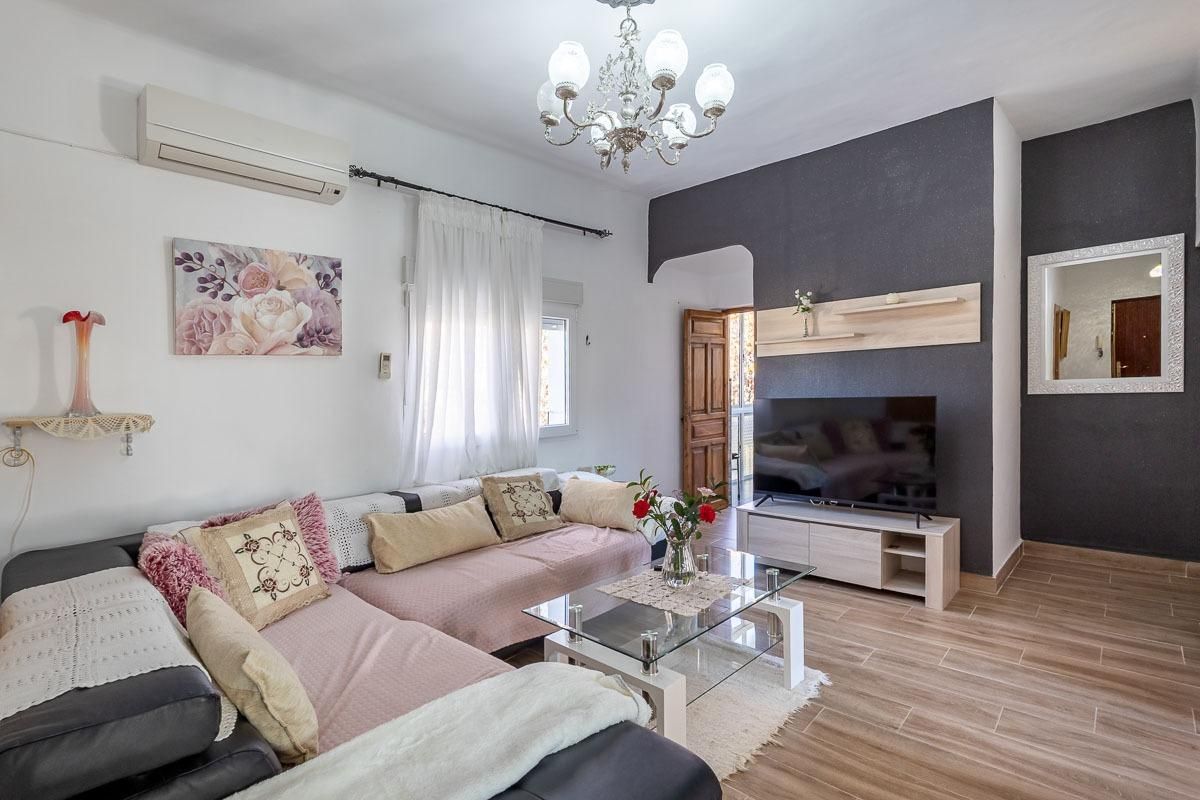 Living room of Flat for sale in  Granada Capital  with Balcony