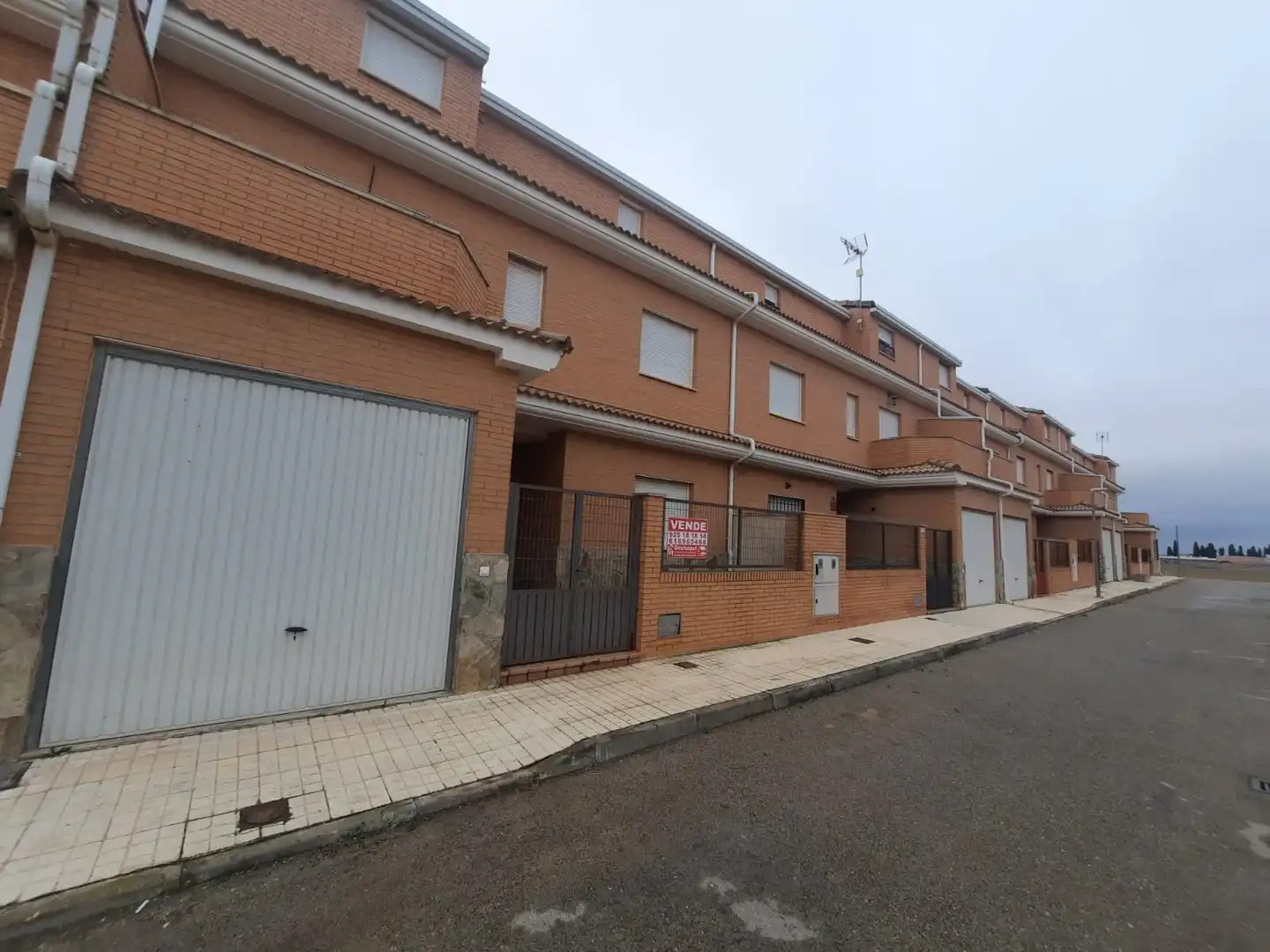 Außenansicht von Einfamilien-Reihenhaus zum Verkauf in Lillo mit Heizung und Möbliert