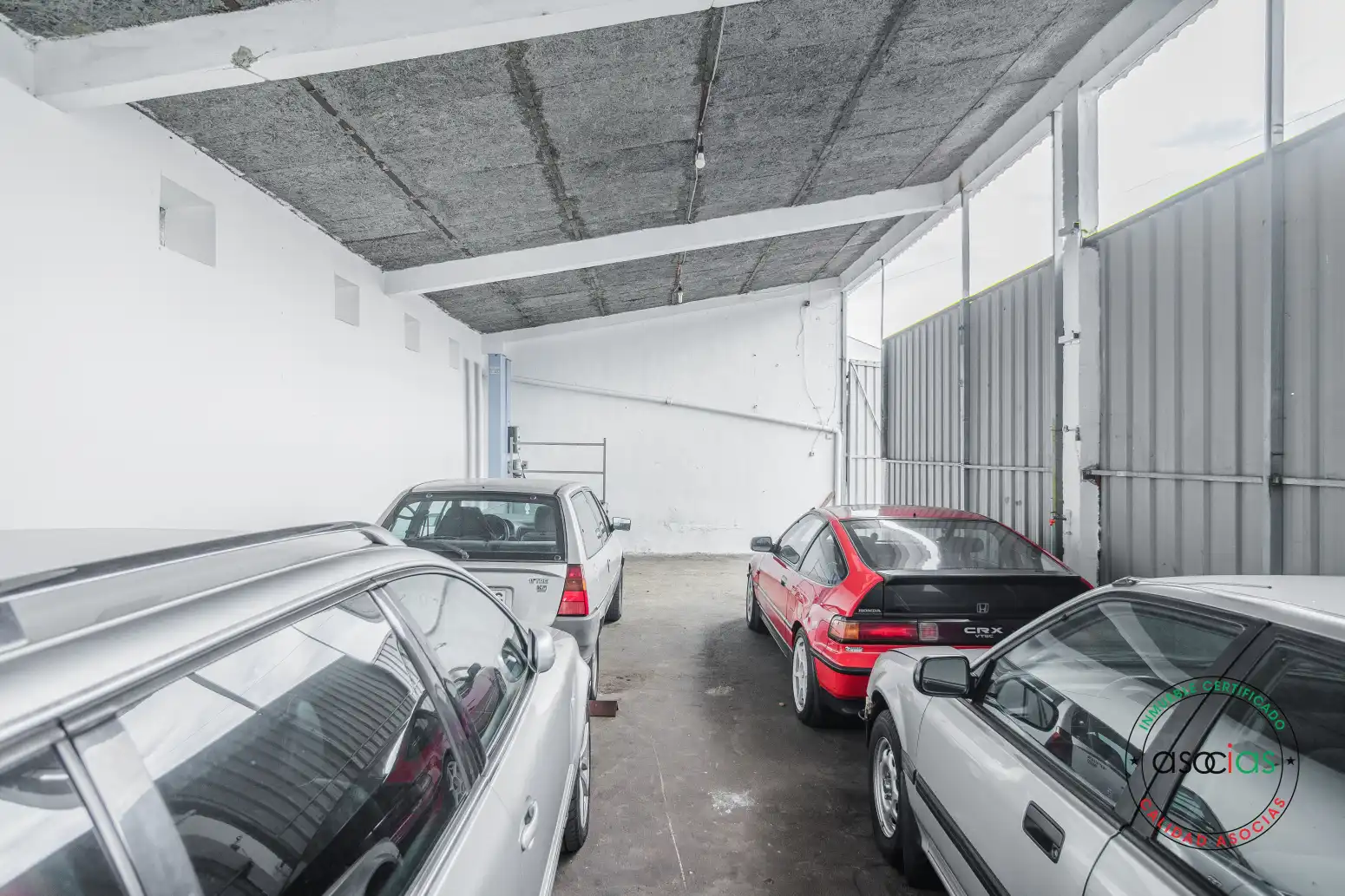 Parkplatz von Fabrikhallen zum Verkauf in Noreña