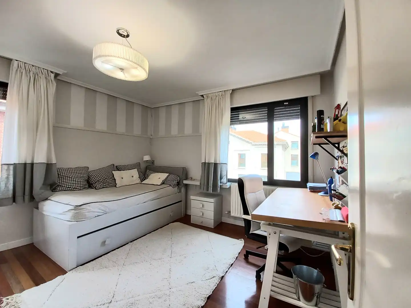 Dormitori de Casa adosada en venda en Burgos amb Jardí privat