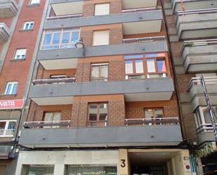 Vista exterior de Pis en venda en León Capital  amb Calefacció
